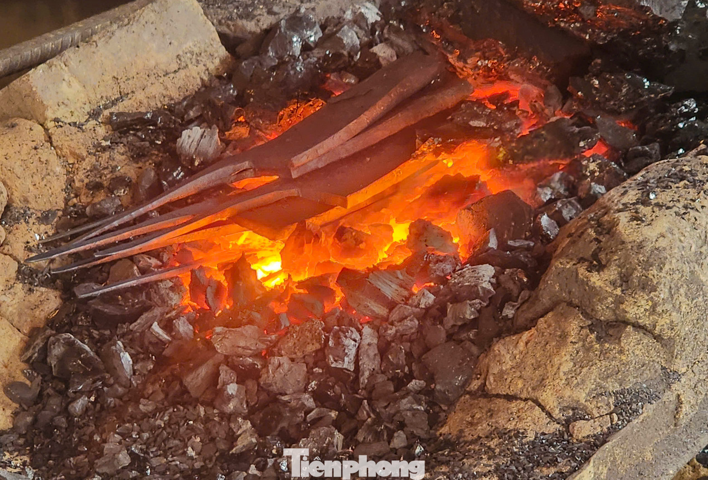 Đó là lúc người dân tất bật đỏ lửa để làm ra các sản phẩm kim khí như dao, cuốc, liềm, phục vụ thị trường Tết Nguyên đán.