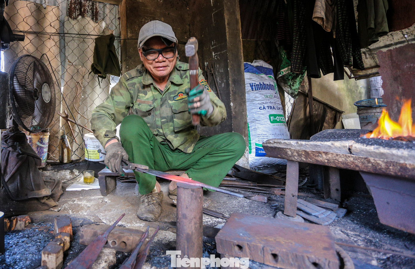 Ông Trần Văn Hạnh (65 tuổi) cho hay, nghề rèn khá vất vả và mất nhiều thời gian. Ngoài ra, người làm phải chịu được cái nóng của lửa, bụi bặm của khói.