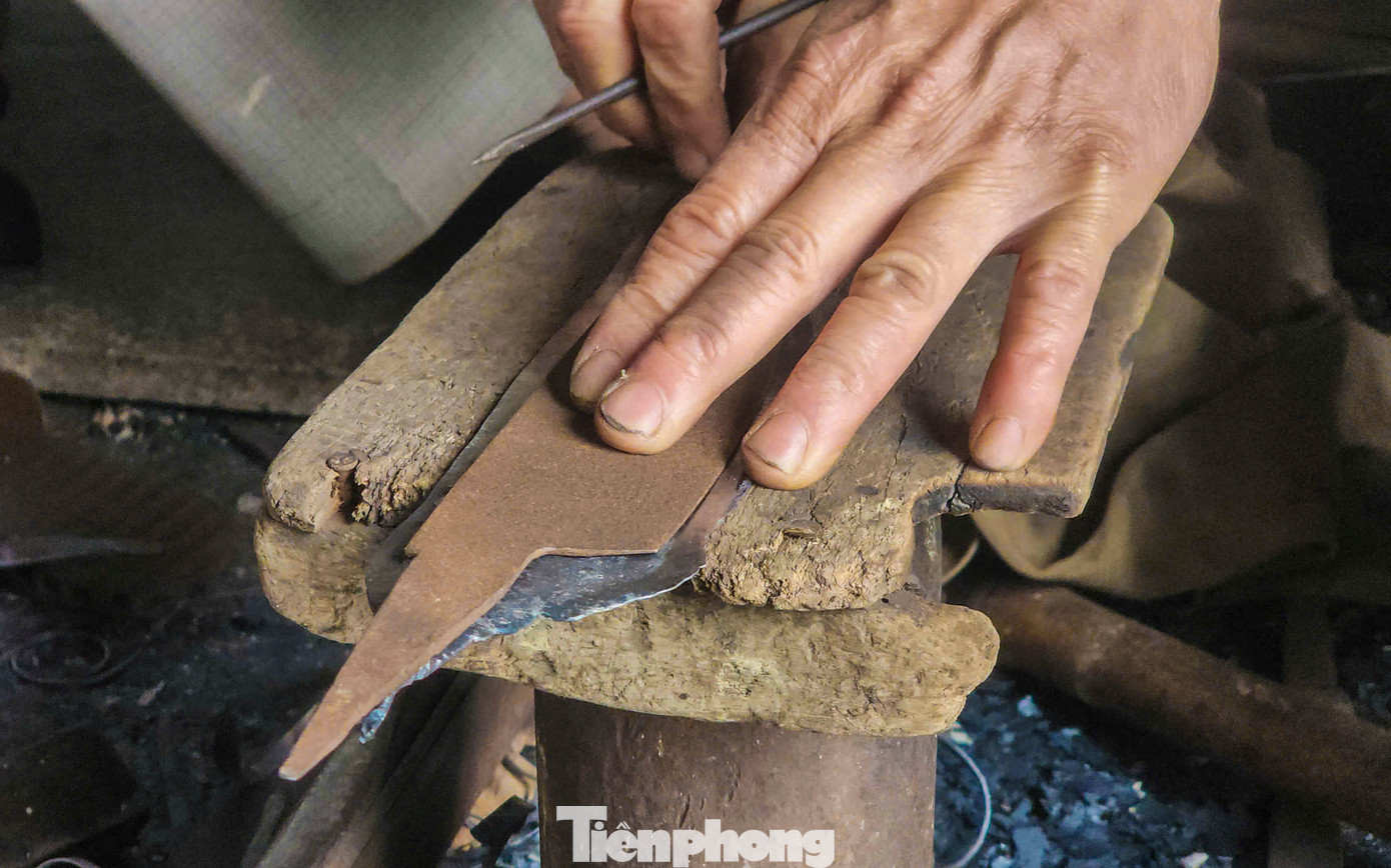 “Sản phẩm nghề rèn ở đây có sự khác biệt, độc đáo riêng nên giá bán ổn định. Tuy nhiên, thị trường ngày càng cạnh tranh với nhiều sản phẩm nên không ít hộ gia đình đã bỏ nghề”, ông Hạnh nói. Trong hình, người rèn đo cắt chi tiết phù hợp kích cỡ, đảm bảo yêu cầu đặt ra.