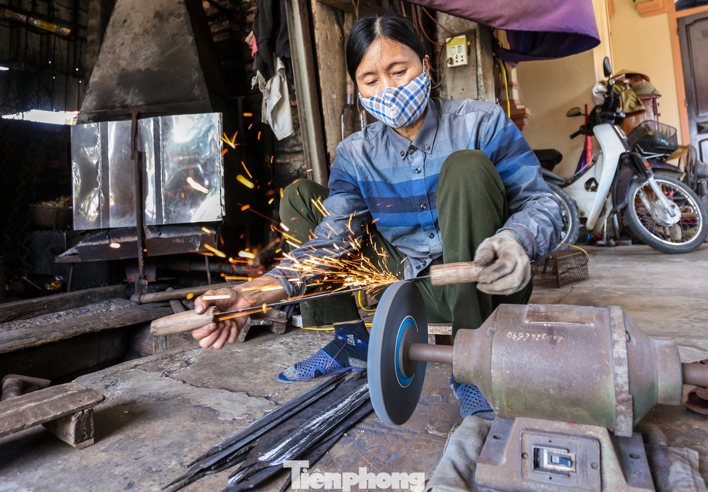 Dịp Tết, các loại dao là mặt hàng bán chạy hơn so với cuốc, xẻng… Bên cạnh làm theo đơn đặt hàng, người dân còn trực tiếp bày bán tại các chợ đầu mối, phục vụ nhu cầu mua sắm Tết của người dân. Vợ chồng ông Nguyễn Ngọc Thắng (56 tuổi, phường Trung Lương) mỗi ngày làm hàng chục chiếc dao. Sản phẩm làm ra đến đâu bán đến đó nên càng gần Tết gia đình không nhận thêm đơn hàng vì sợ không kịp làm cho khách.