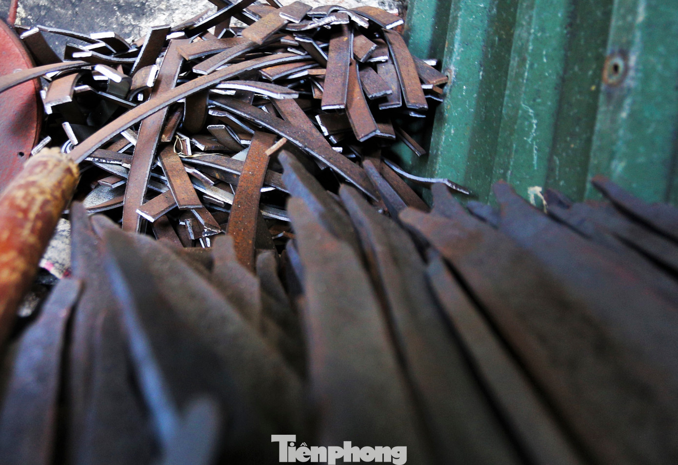 Lãnh đạo UBND phường Trung Lương cho biết làng rèn Trung Lương đã có từ hàng trăm năm qua. Dịp cận Tết Nguyên đán, nhu cầu tăng cao, các hộ làm nghề tất bật hơn để đáp ứng đơn hàng của khách. Là nghề truyền thống song đến nay không chỉ còn khoảng 100 hộ gia đình tại địa phương gắn bó với nghề rèn. Tuy nhiên, làng nghề chưa bao giờ tắt lửa.