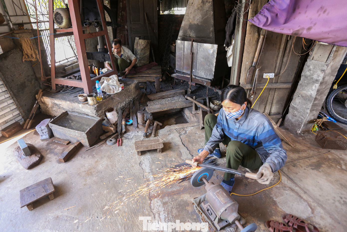 Từ 5h sáng những ngày cuối năm, khắp các căn nhà ven sông đoạn qua phường Trung Lương, thị xã Hồng Lĩnh (Hà Tĩnh) lại vang lên tiếng búa, tiếng kim loại va vào nhau rộn rã.