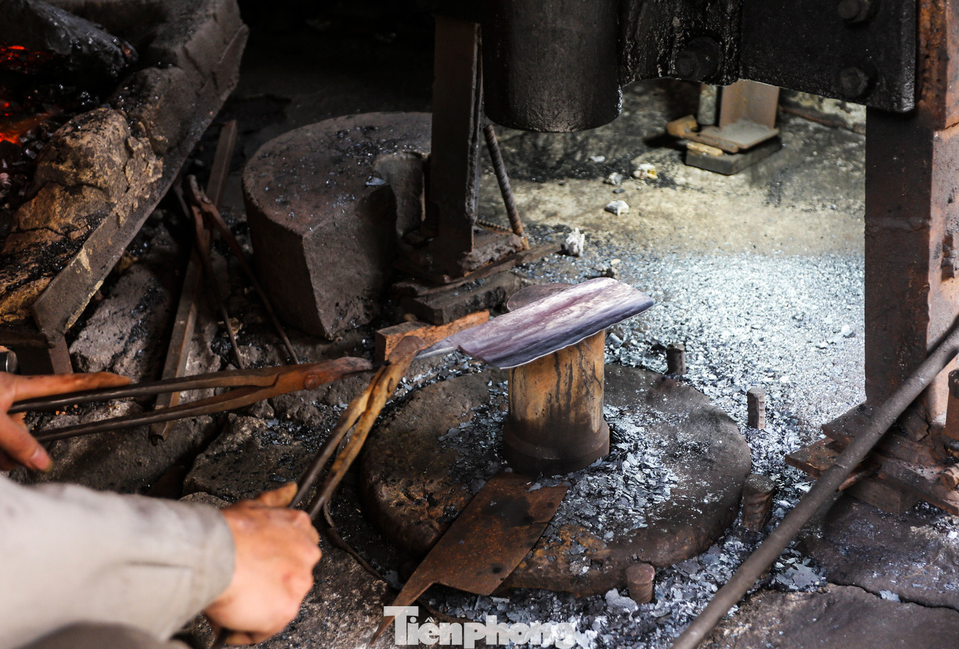 Lãnh đạo UBND phường Trung Lương cho biết làng rèn Trung Lương đã có từ hàng trăm năm qua. Dịp cận Tết Nguyên đán, nhu cầu tăng cao, các hộ làm nghề tất bật hơn để đáp ứng đơn hàng của khách. Là nghề truyền thống song đến nay không chỉ còn khoảng 100 hộ gia đình tại địa phương gắn bó với nghề rèn. Tuy nhiên, làng nghề chưa bao giờ tắt lửa.