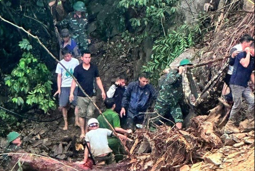 Lực lượng chức năng tiếp cận hiện trường, ứng cứu người gặp nạn.