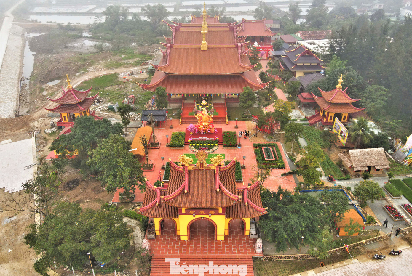 Theo các tài liệu, chùa Phổ Độ được xây dựng vào khoảng cuối thế kỷ 17. Năm 1903, do ảnh hưởng từ thiên nhiên, ngôi chùa sập xuống đáy sông. Đến năm 1935, ngôi chùa được các đạo hữu và nhân dân trong vùng khôi phục.