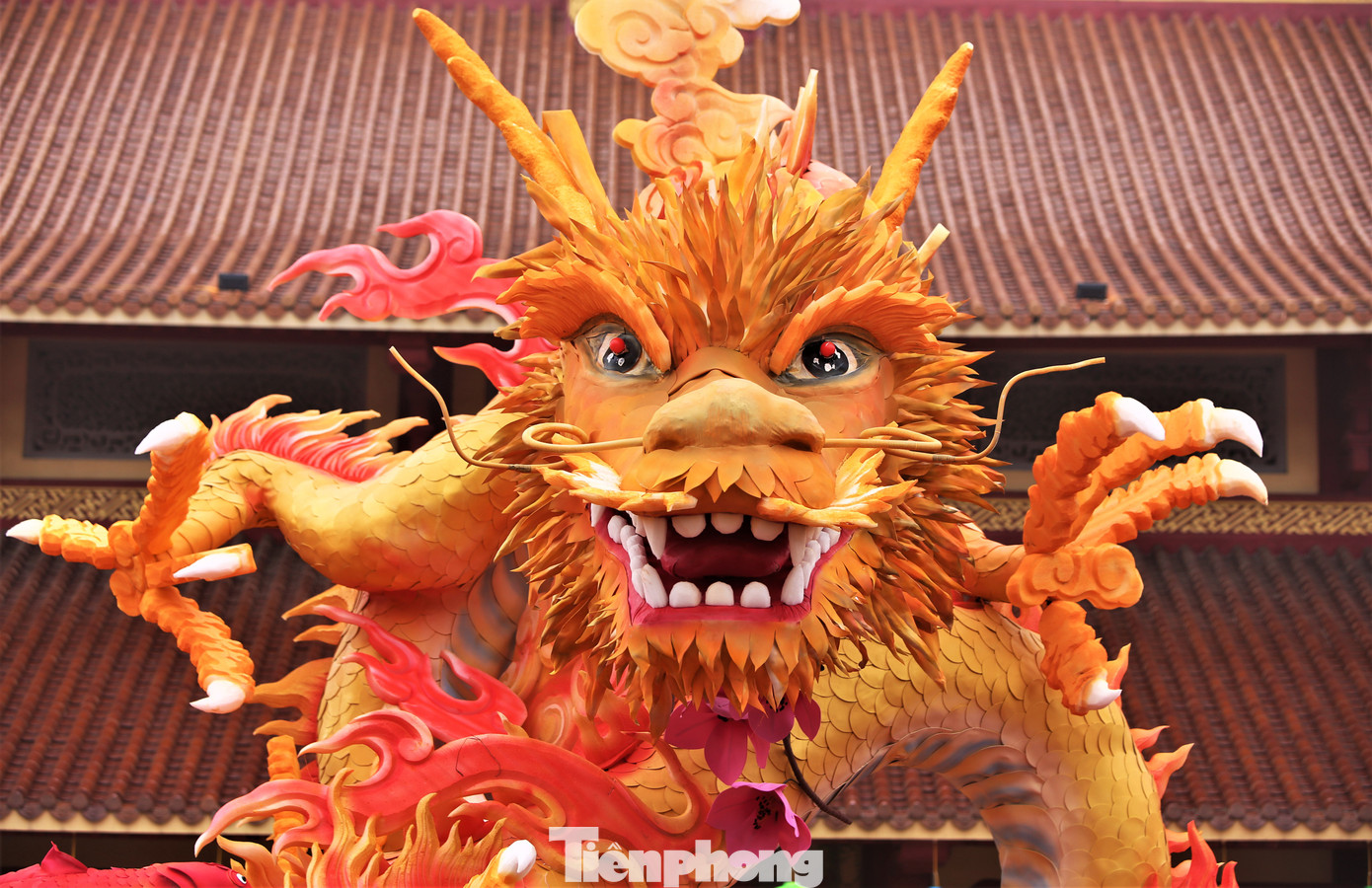 Phần đầu linh vật rồng tại chùa Phổ Độ có thần thái dũng mãnh. Các nanh vuốt, vảy và nhiều họa tiết khác đều được thiết kế tinh xảo, đẹp mắt.