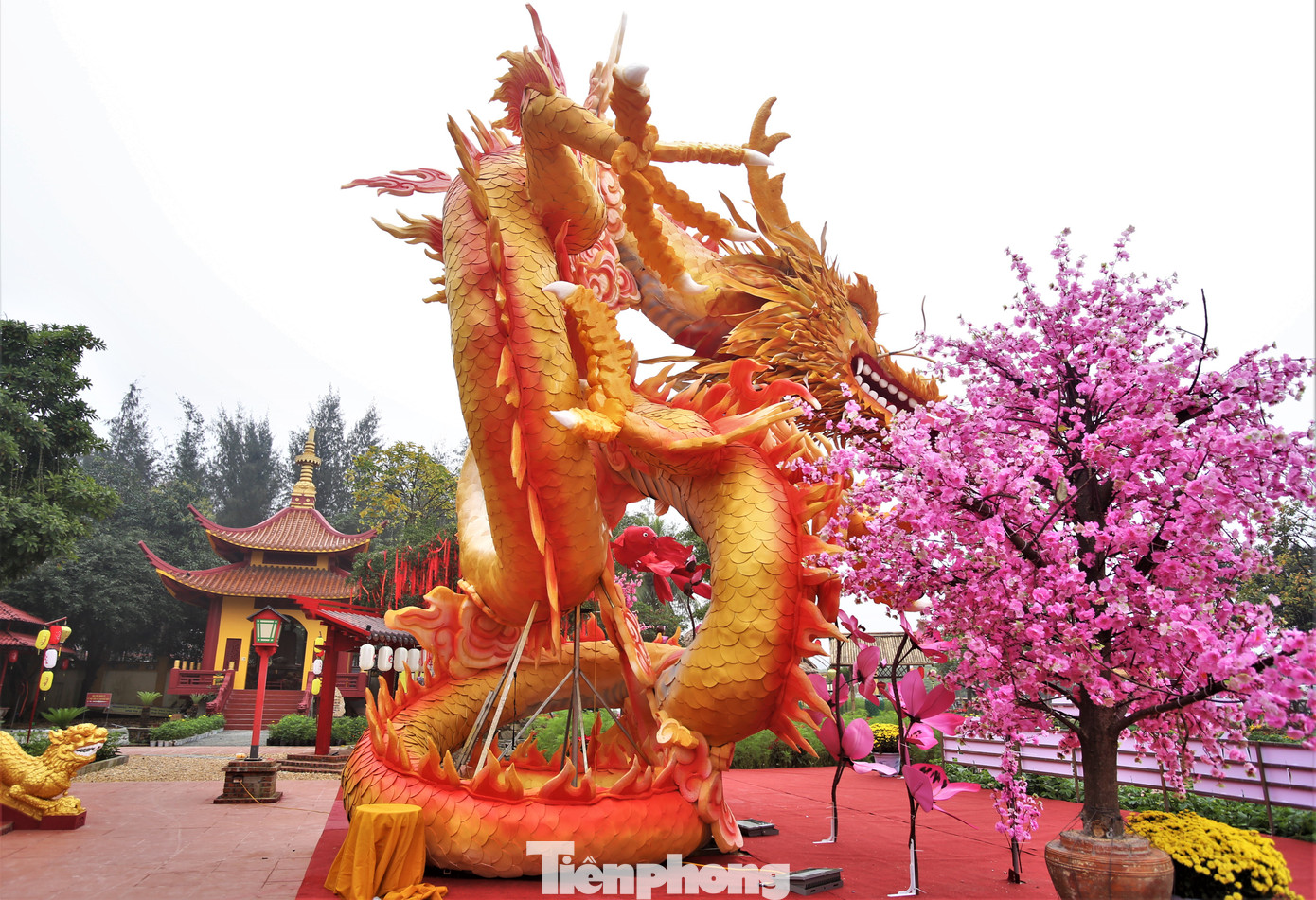 Bên trong có khung thép, bên ngoài nhiều lớp sơn màu.