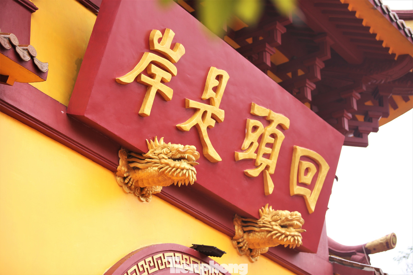 Trên công trình kiến trúc, xây dựng của nhà chùa cũng xuất hiện các hình ảnh linh vật rồng.