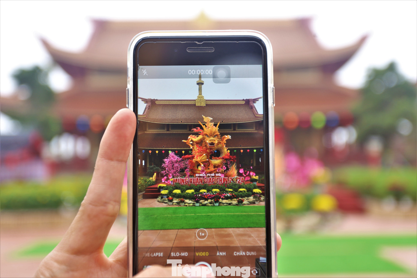 Du khách tới chiêm bái ghi lại những khoảnh khắc đẹp, lạ từ linh vật này.