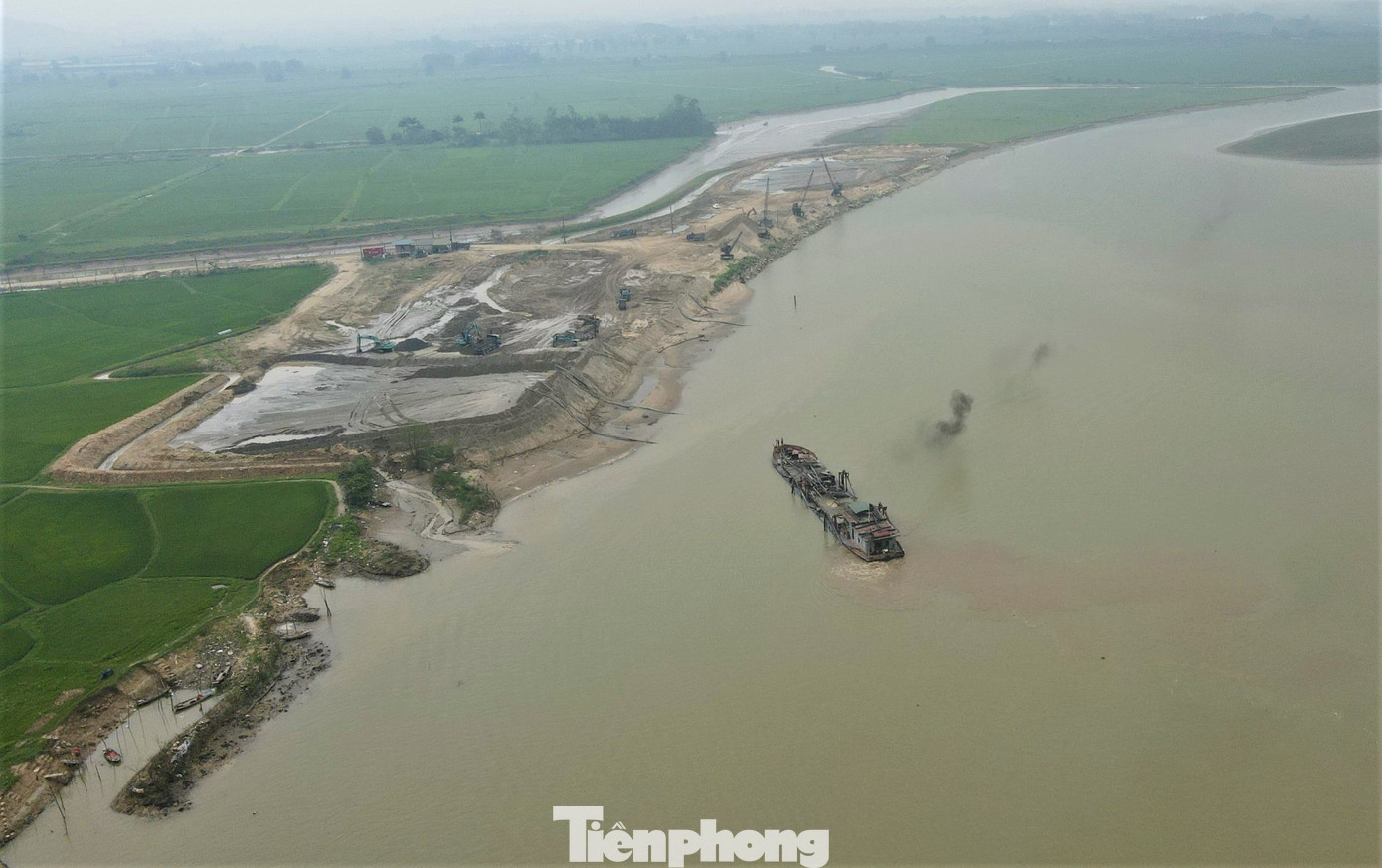 Dọc bờ sông còn có nhiều bãi tập kết cát sỏi. Mỗi ngày có hàng chục lượt tàu vào bờ bán cát cho các bãi.