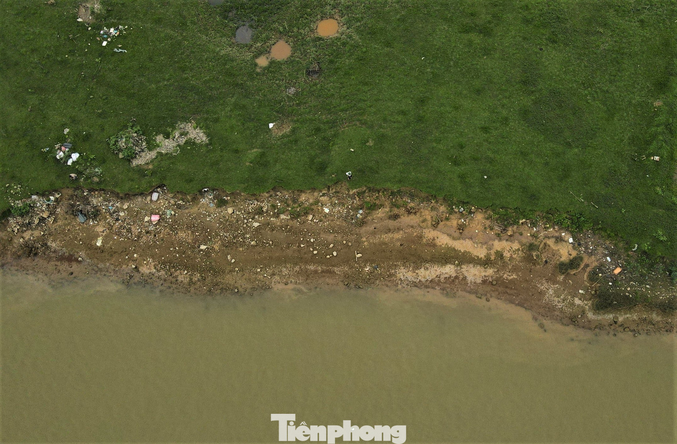 “Xã có hơn 80ha đất sản xuất nông nghiệp cạnh bờ sông nhưng sạt lở đã lấn sâu, kéo theo nhiều diện tích của người dân. Địa phương nhiều lần đề xuất thực hiện dự án kè chống sạt lở dọc bờ sông với chiều dài khoảng 1,5km song chưa có kết quả”, vị lãnh đạo địa phương thông tin.