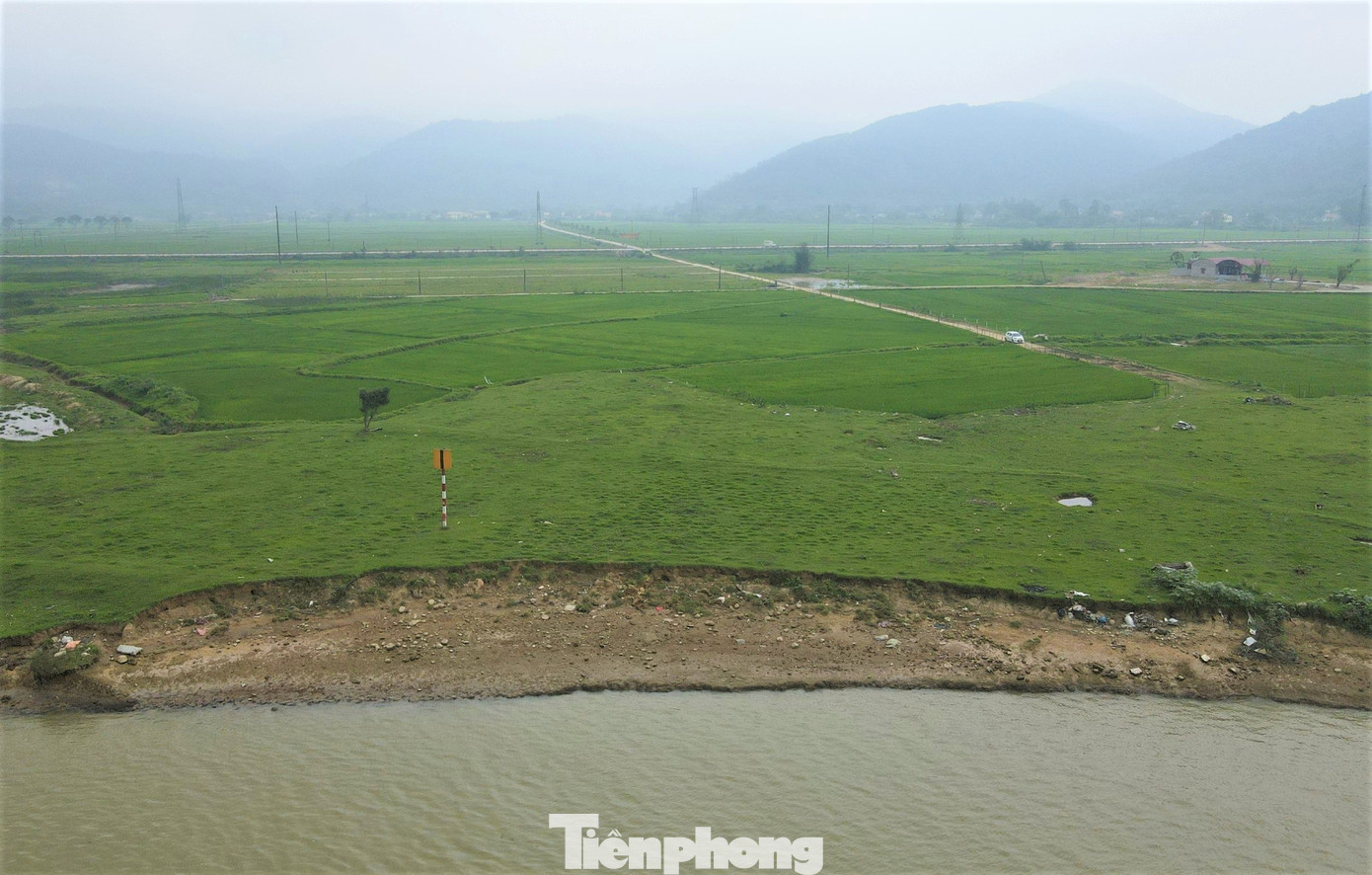 Theo ghi nhận, đoạn bờ sông bị sạt lở kéo dài khoảng 1,5km, lấn sâu vào diện tích canh tác lúa, đất màu của người dân. Khu vực sạt lở chỉ cách Quốc lộ 1A khoảng 500m. Tình trạng sạt lở vẫn tiếp tục hiện hữu mỗi ngày vì nơi đây chưa có bờ kè chống sạt lở.