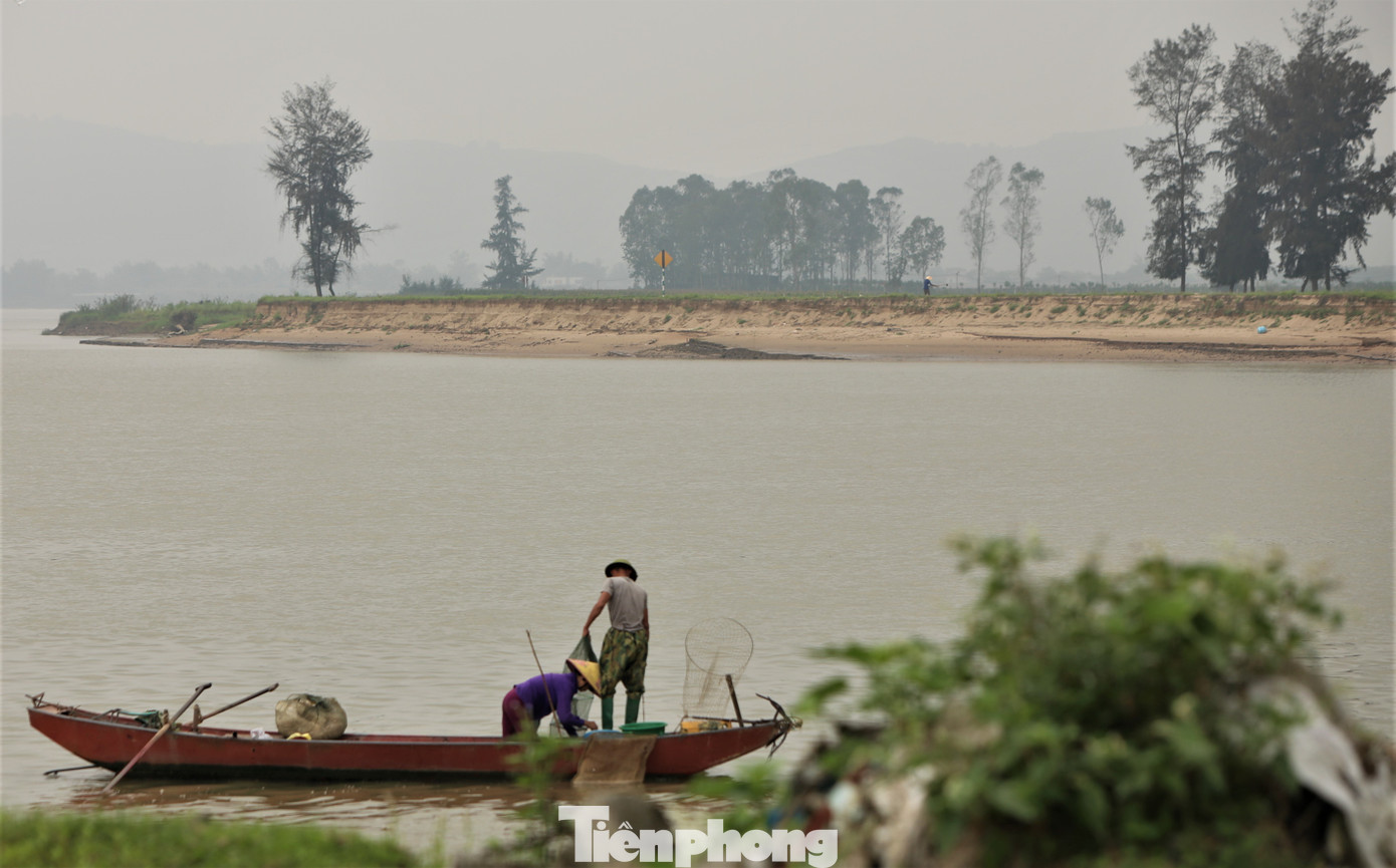Ở phía đối diện là khu vực huyện Hưng Nguyên (tỉnh Nghệ An), tình trạng sạt lở cũng diễn ra.