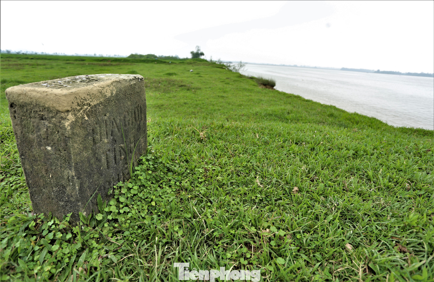 “Mỗi năm nhìn bờ sông cuốn đi từng mét đất mà ai cũng xót, lo lắng đất sản xuất rồi sẽ trôi xuống sông. Sạt lở diễn ra nhanh và liên tục không chỉ do dòng chảy sông Lam mà còn do nhiều thuyền hút cát cỡ lớn cày xới liên tục”, ông Quân (trú xã Xuân Lam) cho hay.