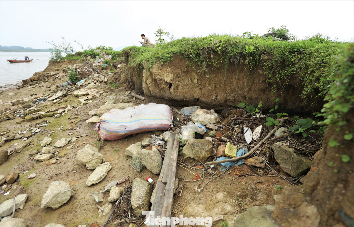 “Xã có hơn 80ha đất sản xuất nông nghiệp cạnh bờ sông nhưng sạt lở đã lấn sâu, kéo theo nhiều diện tích của người dân. Địa phương nhiều lần đề xuất thực hiện dự án kè chống sạt lở dọc bờ sông với chiều dài khoảng 1,5km song chưa có kết quả”, vị lãnh đạo địa phương thông tin.