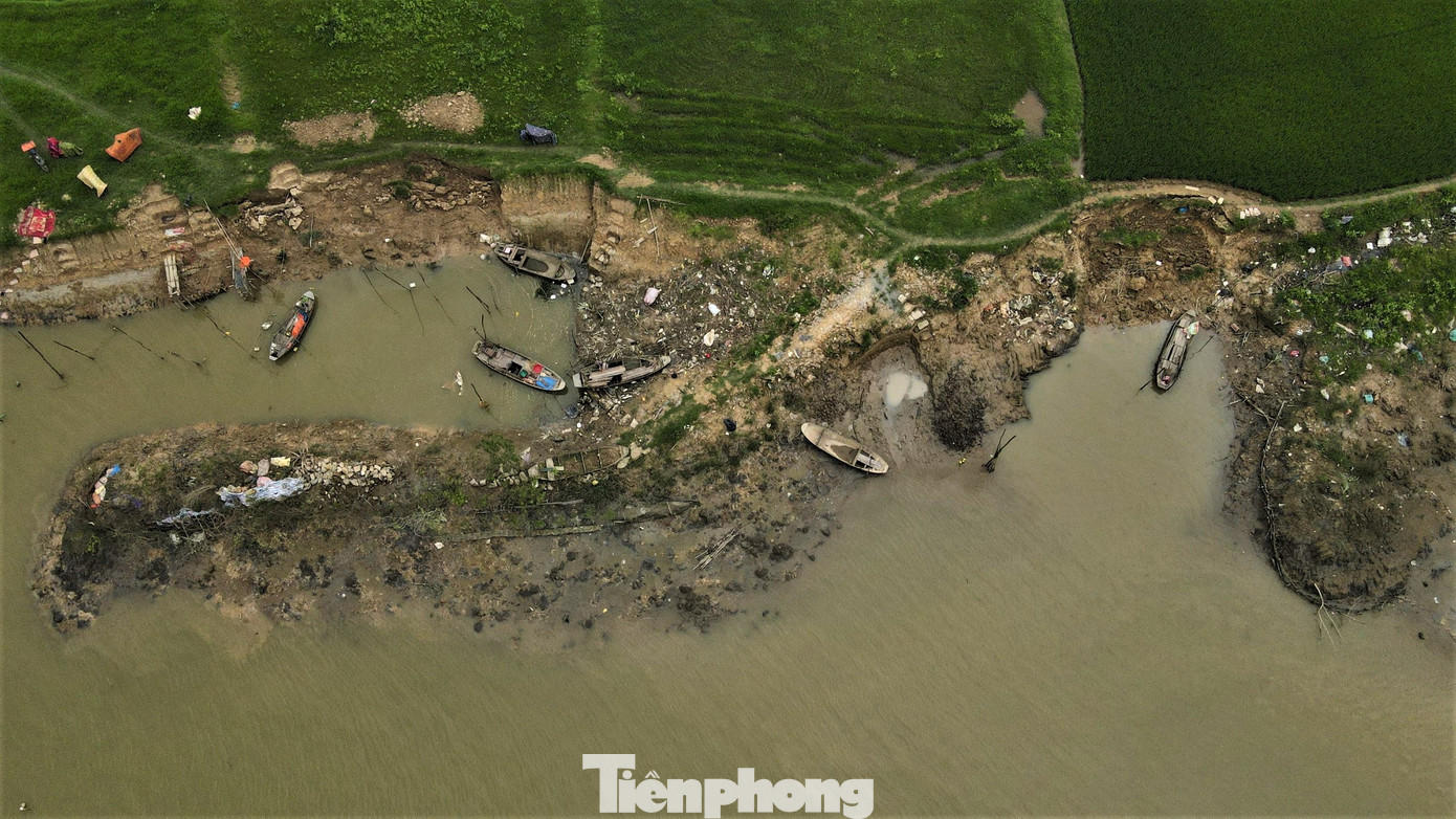 Ông Đặng Văn Hoài - Chủ tịch UBND xã Xuân Lam cho biết, tình trạng sạt lở dọc sông Lam qua địa bàn xã diễn ra nhiều năm nay, với bình quân mỗi năm sạt lở sâu vào thêm khoảng 5 - 7m, nhất là những năm có lũ lụt lớn đã thu hẹp đất sản xuất hoa màu.