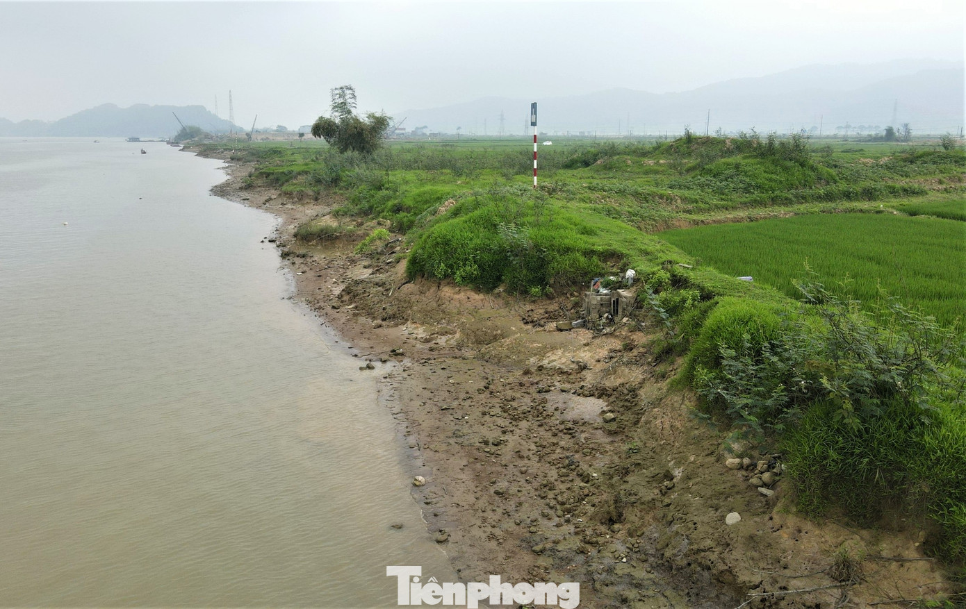 Người dân địa phương cho biết khu vực sạt lở cạnh nơi sản xuất của hơn 50 hộ dân các thôn 1, 2, 3. Tình trạng sạt lở kéo dài đến nay đã lấn sâu vào gần ruộng lúa người dân canh tác.