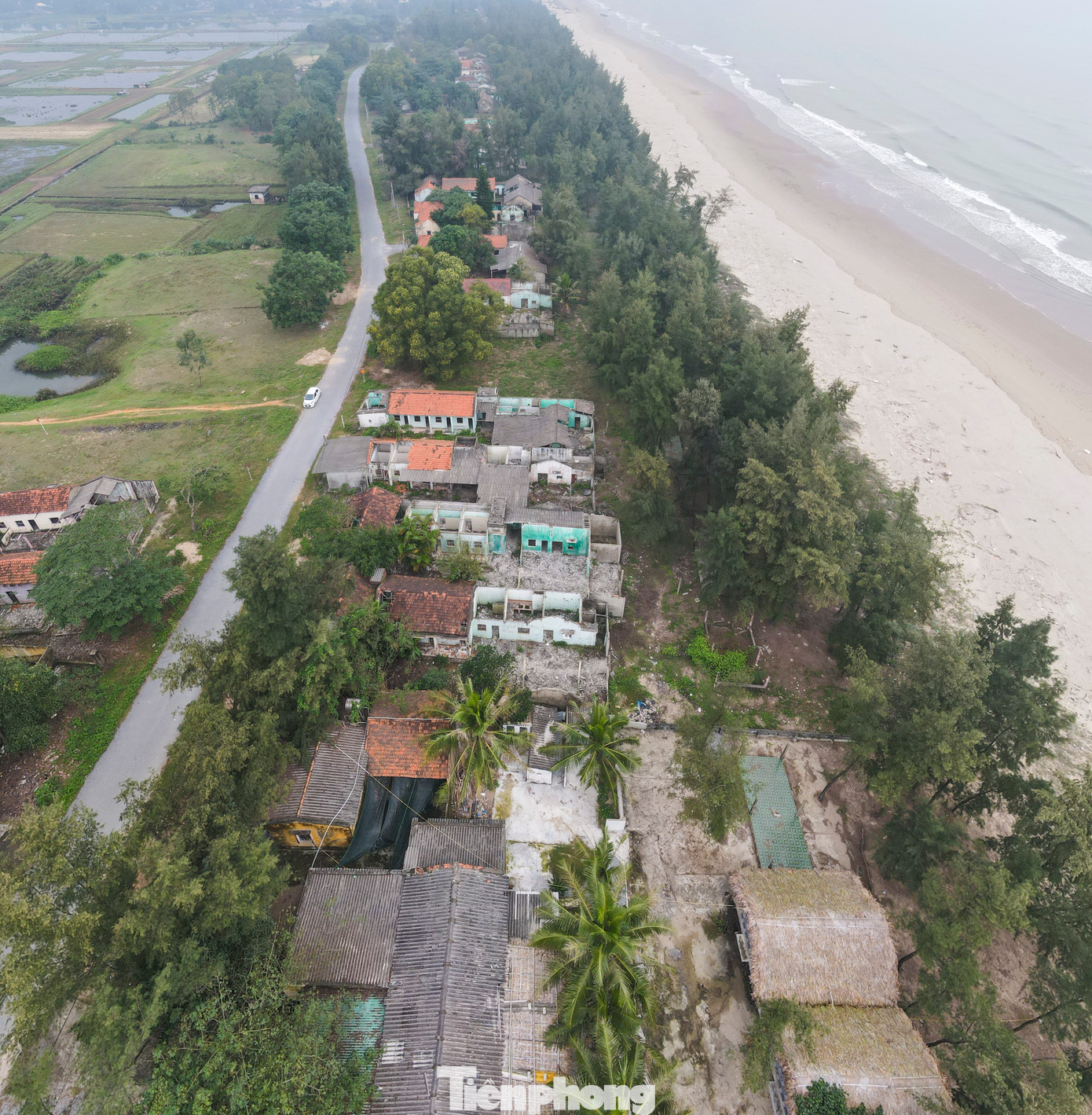 Hàng trăm lô đất ở 2 xã Xuân Thành và Xuân Yên dọc theo bãi biển của khu du lịch từng là điểm lưu trú, hàng quán. Nhiều năm qua, khu vực này trở nên xác xơ, hoang vắng theo thời gian.