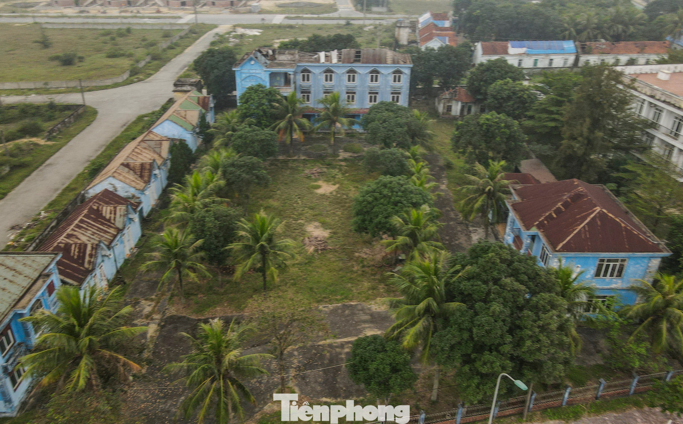 Đại diện Ban Quản lý dịch vụ công ích và các điểm du lịch huyện Nghi Xuân cho biết, việc hàng loạt dự án không triển khai hoặc chậm tiến độ đã kìm hãm sự phát triển du lịch địa phương. Huyện cùng các đoàn thanh tra của tỉnh đang rà soát để xác định các vướng mắc, tồn tại các dự án để có phương án xử lý, thu hồi các dự án vi phạm.