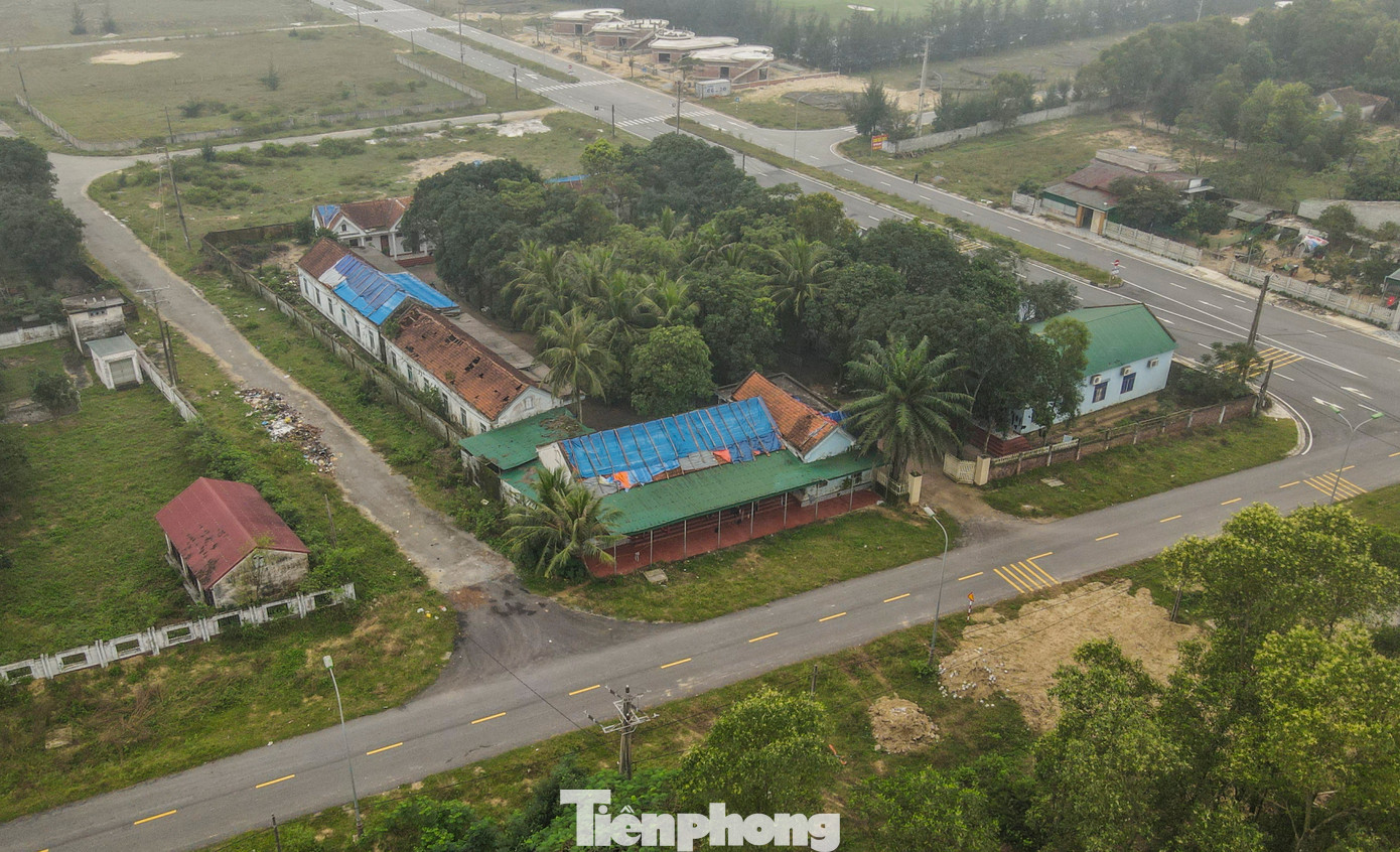 Nhiều khu đất vàng trở nên hoang hóa, nhếch nhác vì không được đầu tư, sử dụng.