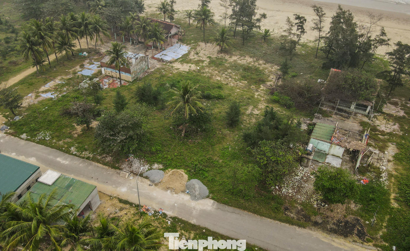 Đại diện Ban Quản lý dịch vụ công ích và các điểm du lịch huyện Nghi Xuân cho biết, việc hàng loạt dự án không triển khai hoặc chậm tiến độ đã kìm hãm sự phát triển du lịch địa phương. Huyện cùng các đoàn thanh tra của tỉnh đang rà soát để xác định các vướng mắc, tồn tại các dự án để có phương án xử lý, thu hồi các dự án vi phạm.