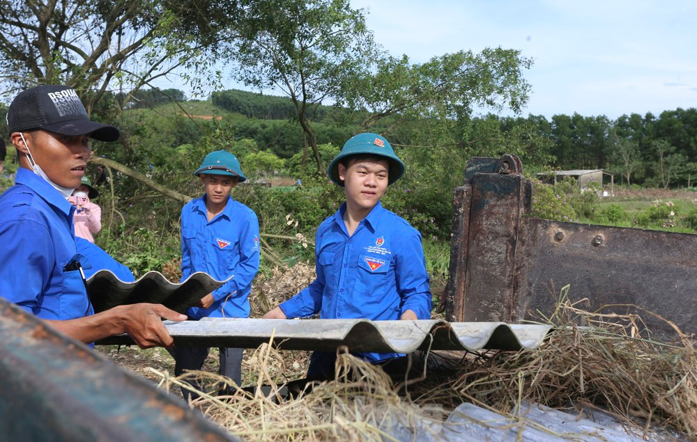 Thanh niên xung kích tháo dỡ công trình giúp người dân trong hành lang đường dây 500kV.