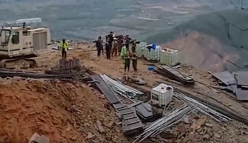 Hiện trường vụ sạt lở. Hiện trường vụ sạt lở.