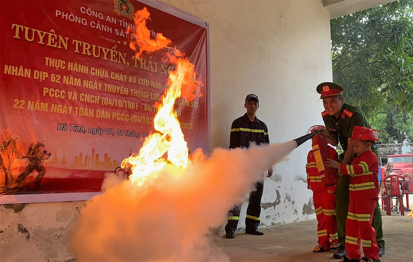 Các em học sinh được trải nghiệm làm lính cứu hỏa, sử dụng các bình chữa cháy để dập tắt lửa.