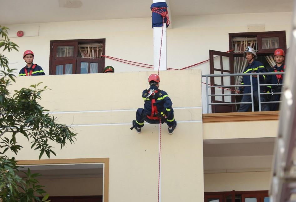 Màn trình diễn ứng cứu người gặp nạn trong đám cháy ở tầng cao.