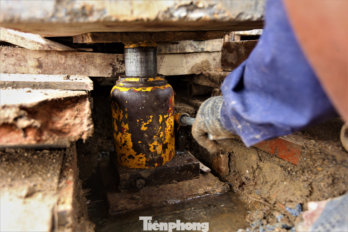 “Cổng đền hiện được di dời khỏi vị trí cũ khoảng 11m. Dự kiến trong 3 tuần sẽ hoàn thành đưa công trình đến vị trí mới”, đơn vị thi công cho hay. Trong hình, kích thủy lực và cáp kéo được sử dụng thực hiện việc di dời. “Cổng đền hiện được di dời khỏi vị trí cũ khoảng 11m. Dự kiến trong 3 tuần sẽ hoàn thành đưa công trình đến vị trí mới”, đơn vị thi công cho hay. Trong hình, kích thủy lực và cáp kéo được sử dụng thực hiện việc di dời.