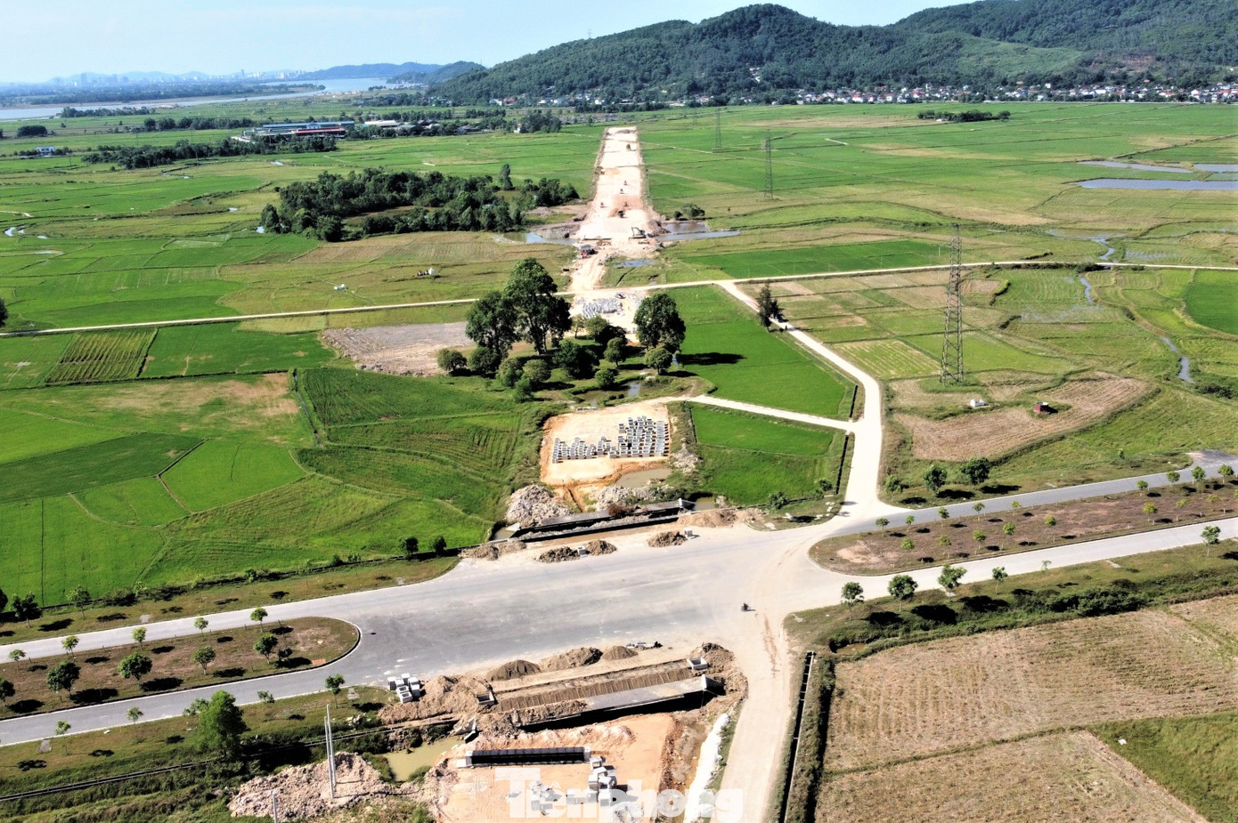 Cổng đền di dời để nhường mặt bằng cho thi công đường vành đai 150 tỷ đồng thị xã Hồng Lĩnh.