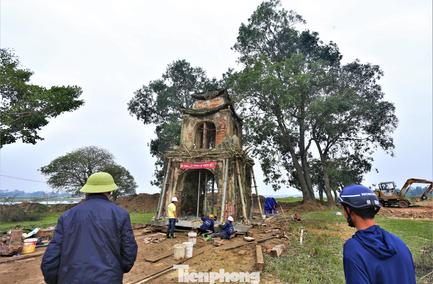 Sáng 5/1, nhóm công nhân của Công ty TNHH Xử lý lún nghiêng Nguyễn Văn Cư (trụ sở TP.HCM) tiếp tục thực hiện việc di dời cổng đền hàng trăm năm tuổi, nằm ngay dự án đường vành đai ở phường Đức Thuận, thị xã Hồng Lĩnh (Hà Tĩnh) đến vị trí mới. Sáng 5/1, nhóm công nhân của Công ty TNHH Xử lý lún nghiêng Nguyễn Văn Cư (trụ sở TP.HCM) tiếp tục thực hiện việc di dời cổng đền hàng trăm năm tuổi, nằm ngay dự án đường vành đai ở phường Đức Thuận, thị xã Hồng Lĩnh (Hà Tĩnh) đến vị trí mới.