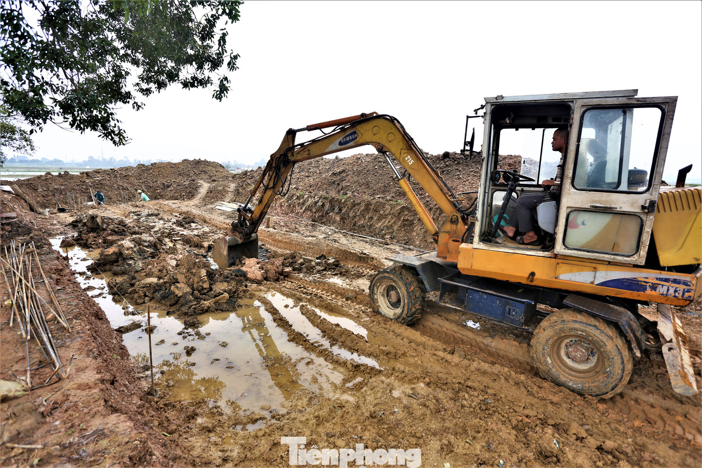 UBND phường Đức Thuận phối hợp đơn vị thi công đang triển khai xây dựng nền mới cho cổng đền. UBND phường Đức Thuận phối hợp đơn vị thi công đang triển khai xây dựng nền mới cho cổng đền.