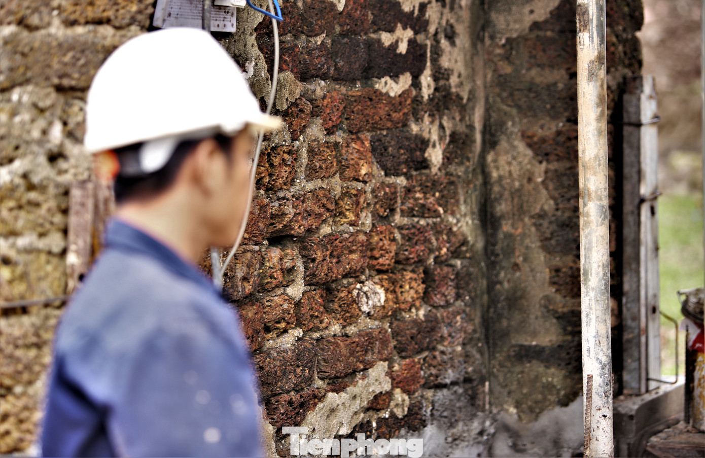 Trên đỉnh có có mái ngói, hoa văn, chữ viết. Qua thời gian, biến cố lịch sử, nhiều mảng vữa rơi ra, một số cây bám vào cổng đền. Trước khi di dời, đơn vị thi công đã chằng buộc các cọc, thanh đỡ sắt. Trên đỉnh có có mái ngói, hoa văn, chữ viết. Qua thời gian, biến cố lịch sử, nhiều mảng vữa rơi ra, một số cây bám vào cổng đền. Trước khi di dời, đơn vị thi công đã chằng buộc các cọc, thanh đỡ sắt.