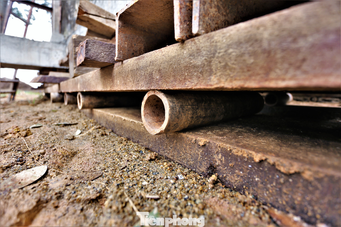 Để tránh sụt lún, đơn vị thi công dùng các tấm ván gỗ đặt song song thành đường ray, phía trên sử dụng các con lăn sắt trụ tròn, thuận lợi cho quá trình dịch chuyển. Để tránh sụt lún, đơn vị thi công dùng các tấm ván gỗ đặt song song thành đường ray, phía trên sử dụng các con lăn sắt trụ tròn, thuận lợi cho quá trình dịch chuyển.