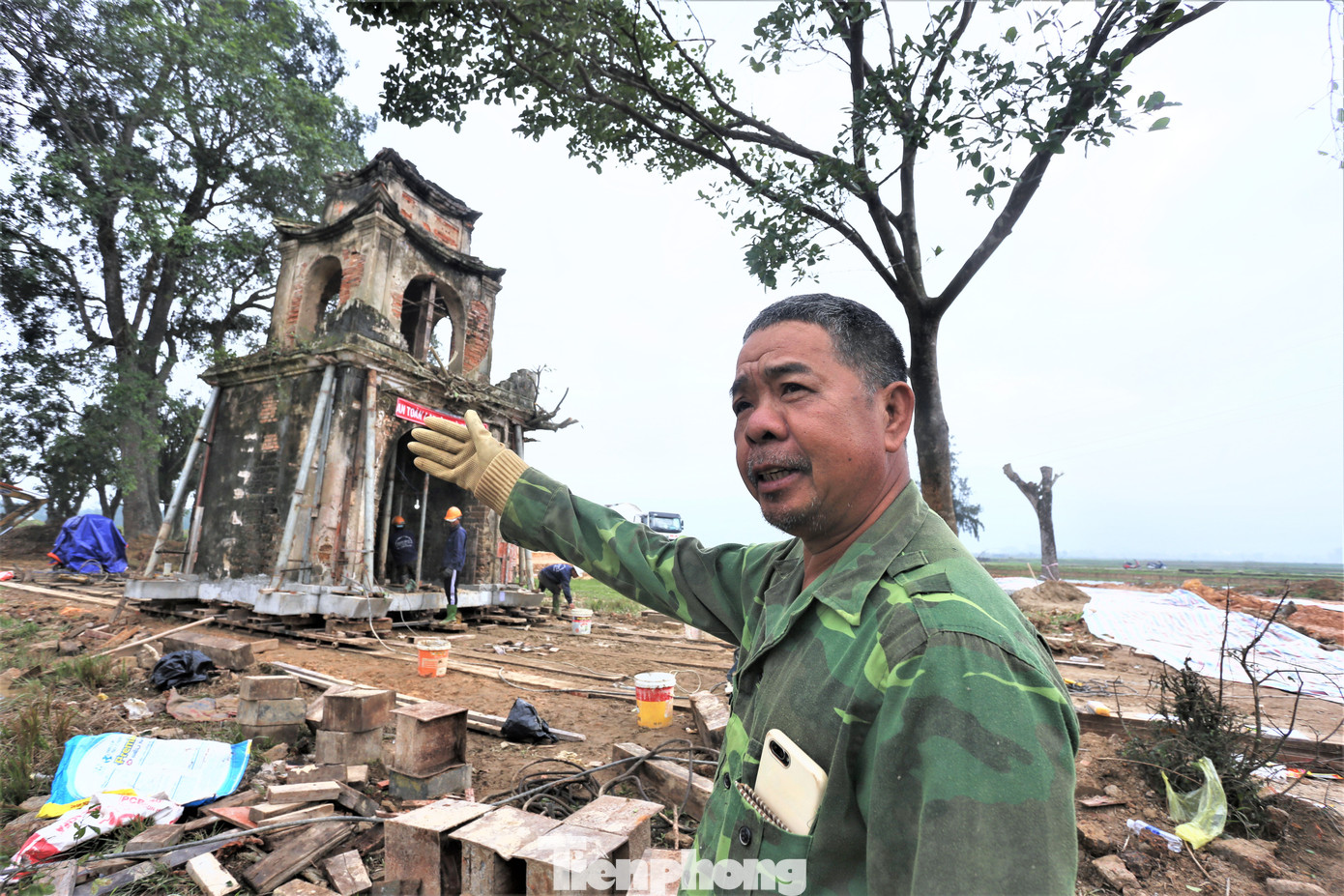 “Sau khi di dời, người dân mong được phục dựng lại ngôi đền để mọi người có thể lui tới, thắp hương và ghi nhớ về một di tích xưa”, ông Nguyễn Quang Thám (phường Đức Thuận) bày tỏ. “Sau khi di dời, người dân mong được phục dựng lại ngôi đền để mọi người có thể lui tới, thắp hương và ghi nhớ về một di tích xưa”, ông Nguyễn Quang Thám (phường Đức Thuận) bày tỏ.