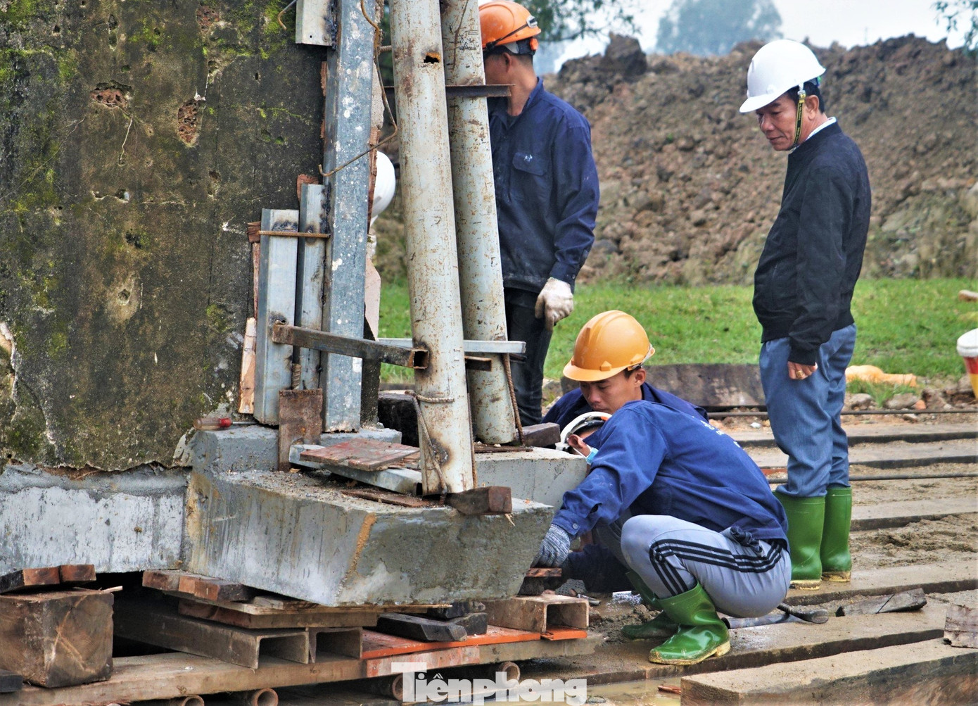 Nhiều ngày qua, “thần đèn” Nguyễn Văn Cư (mũ trắng) trực tiếp có mặt, chỉ đạo việc di dời cổng đền để đảm bảo nguyên trạng cho công trình sau di dời. "Cổng đền nặng khoảng 100 tấn, không phải là lớn nhưng do đã cũ, kết cấu vữa yếu nên rất phức tạp khi di dời. Việc di chuyển đến vị trí mới cách 63m nên cần cẩn thận, tỉ mỉ từng công đoạn”, ông Cư cho hay. Nhiều ngày qua, “thần đèn” Nguyễn Văn Cư (mũ trắng) trực tiếp có mặt, chỉ đạo việc di dời cổng đền để đảm bảo nguyên trạng cho công trình sau di dời. "Cổng đền nặng khoảng 100 tấn, không phải là lớn nhưng do đã cũ, kết cấu vữa yếu nên rất phức tạp khi di dời. Việc di chuyển đến vị trí mới cách 63m nên cần cẩn thận, tỉ mỉ từng công đoạn”, ông Cư cho hay.