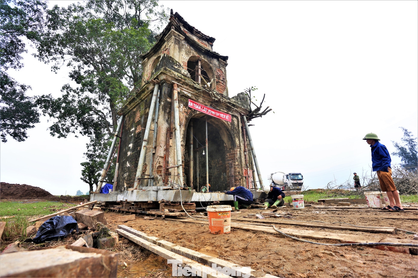 Cổng đền trước và sau khi hoàn thành dịch chuyển đến vị trí mới.