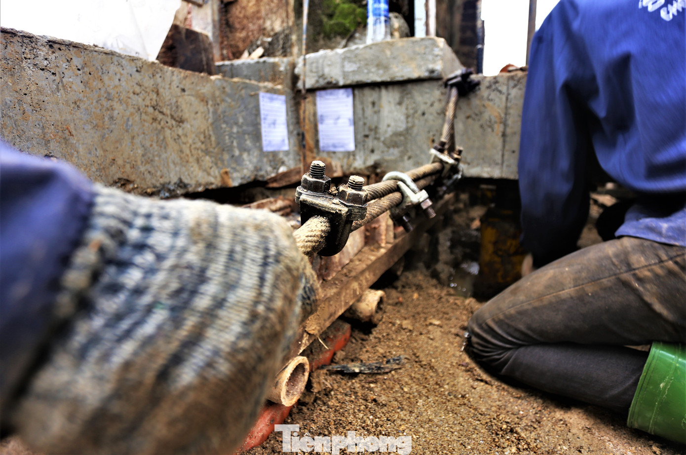 “Cổng đền hiện được di dời khỏi vị trí cũ khoảng 11m. Dự kiến trong 3 tuần sẽ hoàn thành đưa công trình đến vị trí mới”, đơn vị thi công cho hay. Trong hình, kích thủy lực và cáp kéo được sử dụng thực hiện việc di dời. “Cổng đền hiện được di dời khỏi vị trí cũ khoảng 11m. Dự kiến trong 3 tuần sẽ hoàn thành đưa công trình đến vị trí mới”, đơn vị thi công cho hay. Trong hình, kích thủy lực và cáp kéo được sử dụng thực hiện việc di dời.