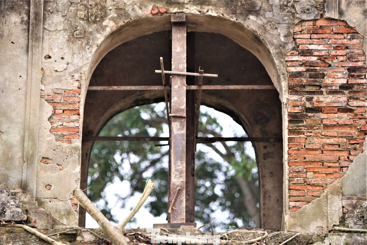 Trên đỉnh có có mái ngói, hoa văn, chữ viết. Qua thời gian, biến cố lịch sử, nhiều mảng vữa rơi ra, một số cây bám vào cổng đền. Trước khi di dời, đơn vị thi công đã chằng buộc các cọc, thanh đỡ sắt. Trên đỉnh có có mái ngói, hoa văn, chữ viết. Qua thời gian, biến cố lịch sử, nhiều mảng vữa rơi ra, một số cây bám vào cổng đền. Trước khi di dời, đơn vị thi công đã chằng buộc các cọc, thanh đỡ sắt.