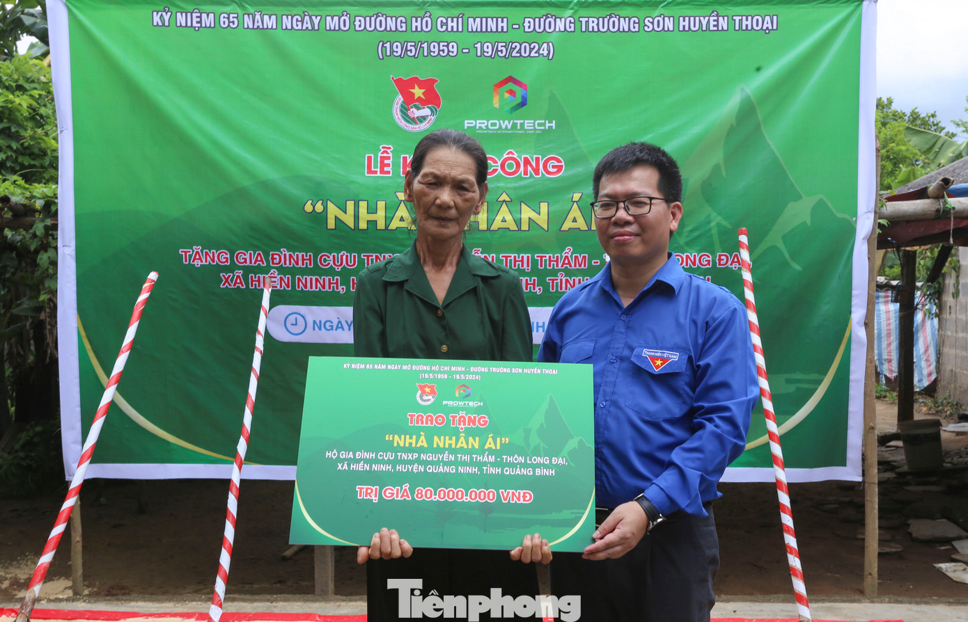 Cùng ngày, anh Lê Thanh Tú - Ủy viên Ban Thường vụ T.Ư Đoàn, Trưởng ban Thanh niên Xung phong cũng trao tặng ngôi nhà trị giá 80 triệu đồng cho cựu thanh niên xung phong (TNXP) Nguyễn Thị Thẩm (SN 1954, trú thôn Long Đại, xã Hiền Ninh, huyện Quảng Ninh). Cùng ngày, anh Lê Thanh Tú - Ủy viên Ban Thường vụ T.Ư Đoàn, Trưởng ban Thanh niên Xung phong cũng trao tặng ngôi nhà trị giá 80 triệu đồng cho cựu thanh niên xung phong (TNXP) Nguyễn Thị Thẩm (SN 1954, trú thôn Long Đại, xã Hiền Ninh, huyện Quảng Ninh).