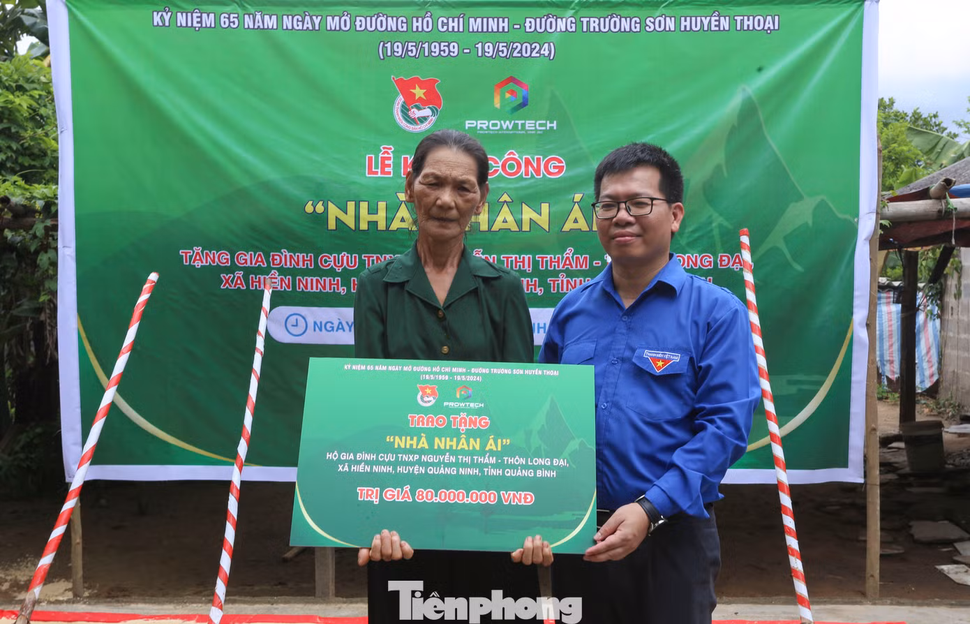Cùng ngày, anh Lê Thanh Tú - Ủy viên Ban Thường vụ T.Ư Đoàn, Trưởng ban Thanh niên Xung phong cũng trao tặng ngôi nhà trị giá 80 triệu đồng cho cựu thanh niên xung phong (TNXP) Nguyễn Thị Thẩm (SN 1954, trú thôn Long Đại, xã Hiền Ninh, huyện Quảng Ninh). Cùng ngày, anh Lê Thanh Tú - Ủy viên Ban Thường vụ T.Ư Đoàn, Trưởng ban Thanh niên Xung phong cũng trao tặng ngôi nhà trị giá 80 triệu đồng cho cựu thanh niên xung phong (TNXP) Nguyễn Thị Thẩm (SN 1954, trú thôn Long Đại, xã Hiền Ninh, huyện Quảng Ninh).