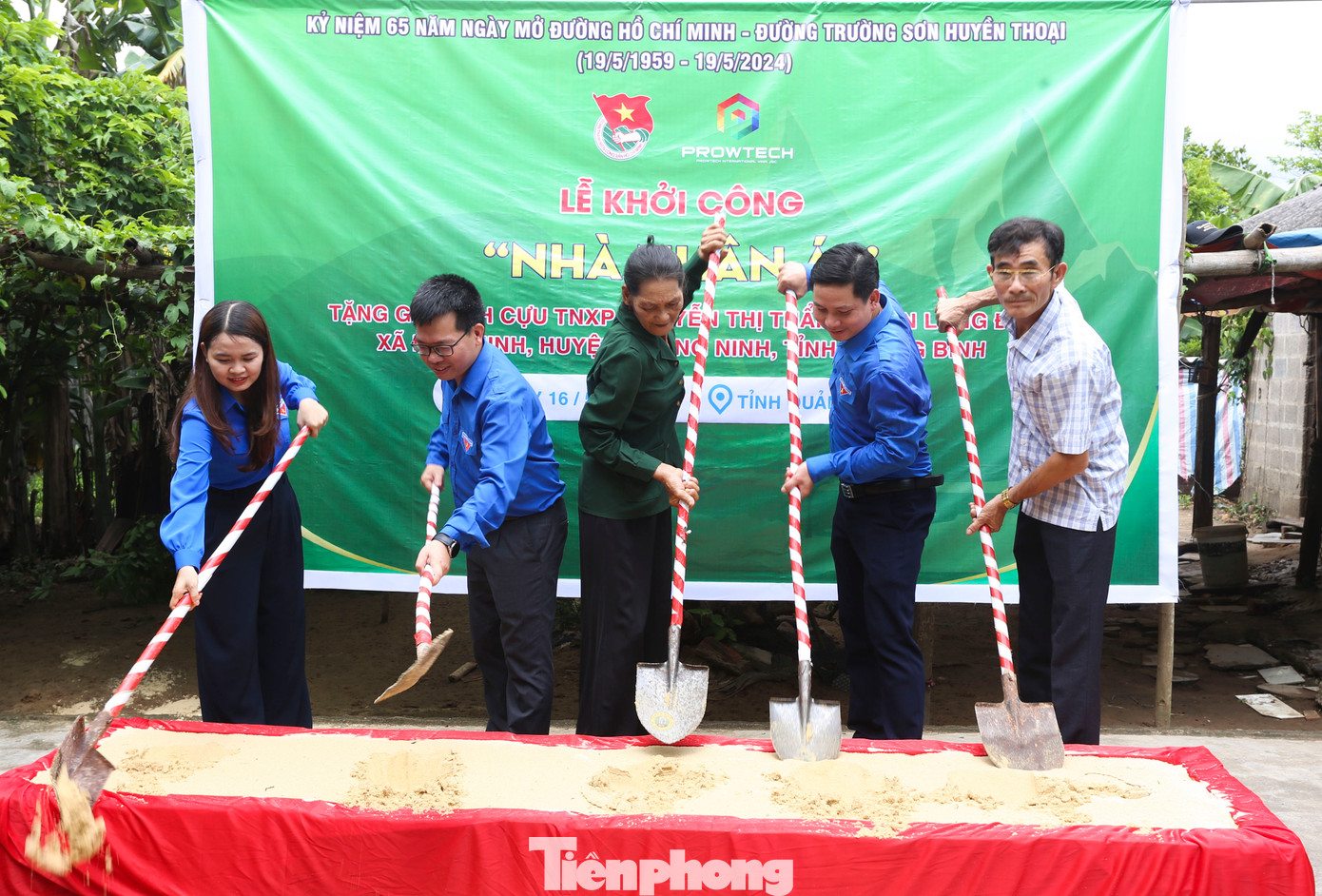 Đoàn đại biểu T.Ư Đoàn và Tỉnh Đoàn Quảng Bình khởi công xây dựng căn nhà cho cựu TNXP. Đoàn đại biểu T.Ư Đoàn và Tỉnh Đoàn Quảng Bình khởi công xây dựng căn nhà cho cựu TNXP.