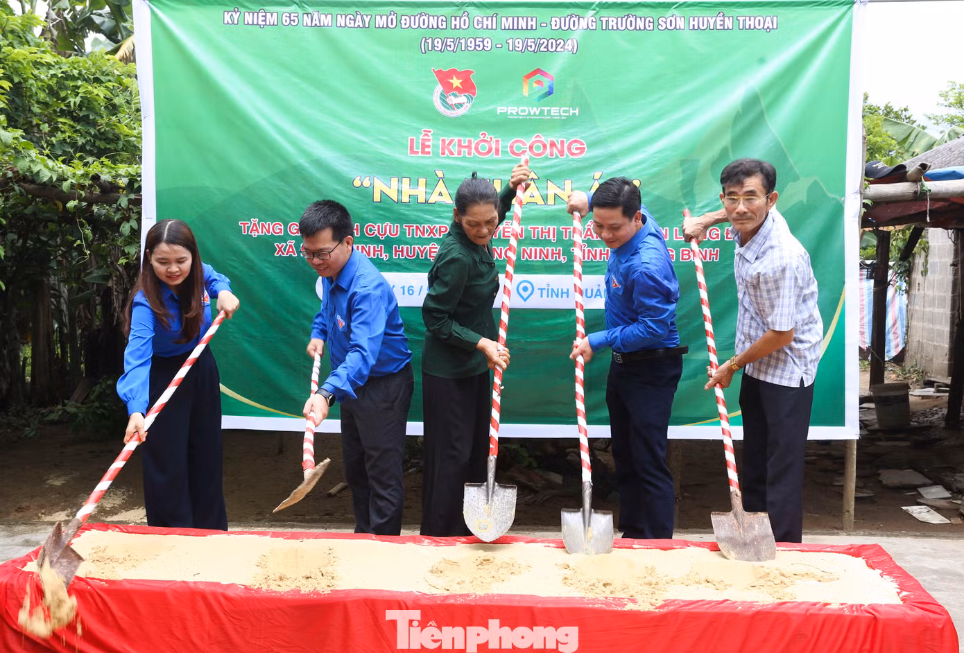 Đoàn đại biểu T.Ư Đoàn và Tỉnh Đoàn Quảng Bình khởi công xây dựng căn nhà cho cựu TNXP. Đoàn đại biểu T.Ư Đoàn và Tỉnh Đoàn Quảng Bình khởi công xây dựng căn nhà cho cựu TNXP.
