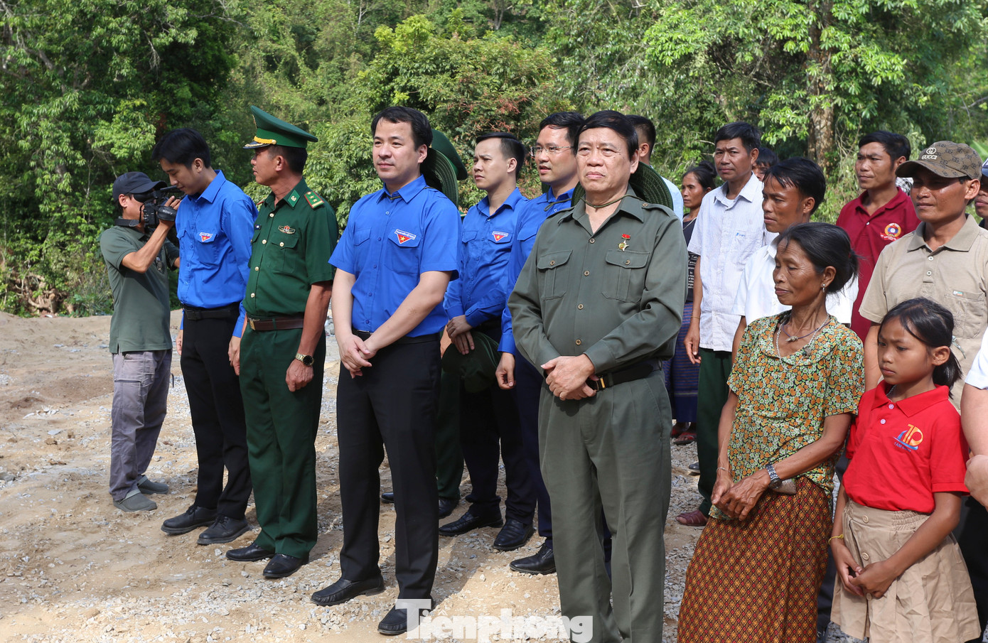 Ngày 16/5, anh Ngô Văn Cương - Bí thư T.Ư Đoàn, Chủ nhiệm UBKT T.Ư Đoàn và ông Vũ Trọng Kim - Chủ tịch Hội Cựu TNXP Việt Nam tổ chức lễ khởi công “Ngôi nhà hạnh phúc” trị giá 80 triệu đồng cho em Y Tư (9 tuổi, dân tộc Bru Vân Kiều, ở bản Cờ Đỏ, xã Thượng Trạch, huyện Bố Trạch, tỉnh Quảng Bình). Ngày 16/5, anh Ngô Văn Cương - Bí thư T.Ư Đoàn, Chủ nhiệm UBKT T.Ư Đoàn và ông Vũ Trọng Kim - Chủ tịch Hội Cựu TNXP Việt Nam tổ chức lễ khởi công “Ngôi nhà hạnh phúc” trị giá 80 triệu đồng cho em Y Tư (9 tuổi, dân tộc Bru Vân Kiều, ở bản Cờ Đỏ, xã Thượng Trạch, huyện Bố Trạch, tỉnh Quảng Bình).