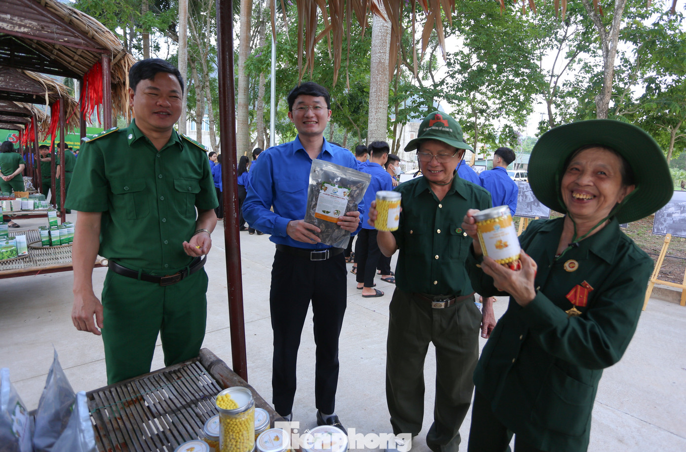 Ngoài triển lãm tư liệu lịch sử “Kiêu hãnh Trường Sơn”, các tổng đội TNXP tại 10 tỉnh cũng trưng bày các sản phẩm thanh niên khởi nghiệp.