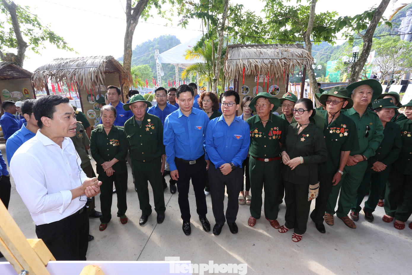 Qua hình ảnh tư liệu, thuyết minh viên đã tái hiện lại những câu chuyện mở đường phục vụ chiến đấu của bộ đội Trường Sơn và cựu TNXP ngày trước.