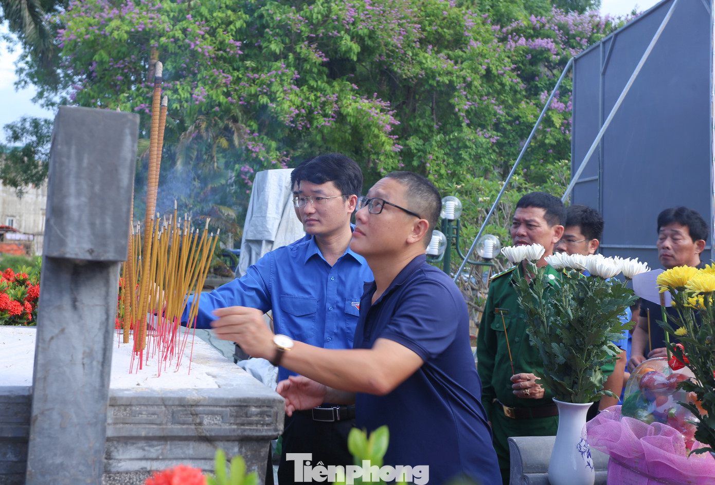 Nhiều cựu TNXP không kìm nổi cảm xúc khi dâng hương tại Khu tượng đài Thanh niên Xung phong (TNXP) chống Mỹ và nhìn lại những hình ảnh mở đường chiến lược ngày trước.