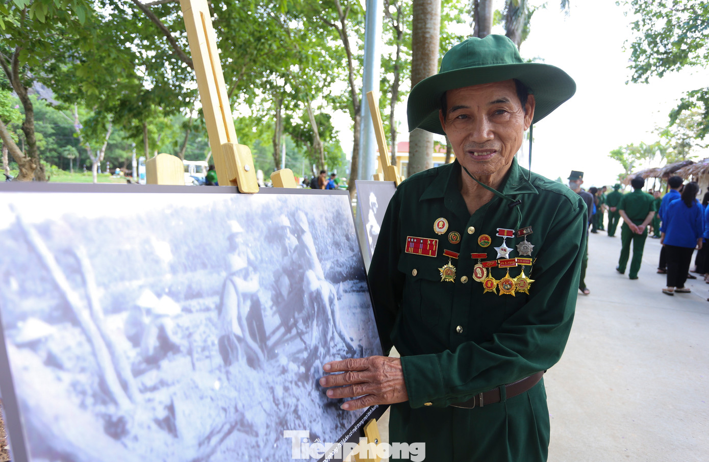 80 hình ảnh về những năm tháng mở đường Hồ Chí Minh - đường Trường Sơn huyền thoại cũng được đưa ra triển lãm, trưng bày. Những hình ảnh, tư liệu quý giá đã ghi lại những khoảnh khắc của hàng triệu bộ đội, thanh niên xung phong, dân công hỏa tuyến, công nhân giao thông và nhân dân các dân tộc đã bền bỉ, kiên cường bám trụ trận địa, mặt đường, giữ vững thông suốt cho mạch máu giao thông đường Trường Sơn. 80 hình ảnh về những năm tháng mở đường Hồ Chí Minh - đường Trường Sơn huyền thoại cũng được đưa ra triển lãm, trưng bày. Những hình ảnh, tư liệu quý giá đã ghi lại những khoảnh khắc của hàng triệu bộ đội, thanh niên xung phong, dân công hỏa tuyến, công nhân giao thông và nhân dân các dân tộc đã bền bỉ, kiên cường bám trụ trận địa, mặt đường, giữ vững thông suốt cho mạch máu giao thông đường Trường Sơn.