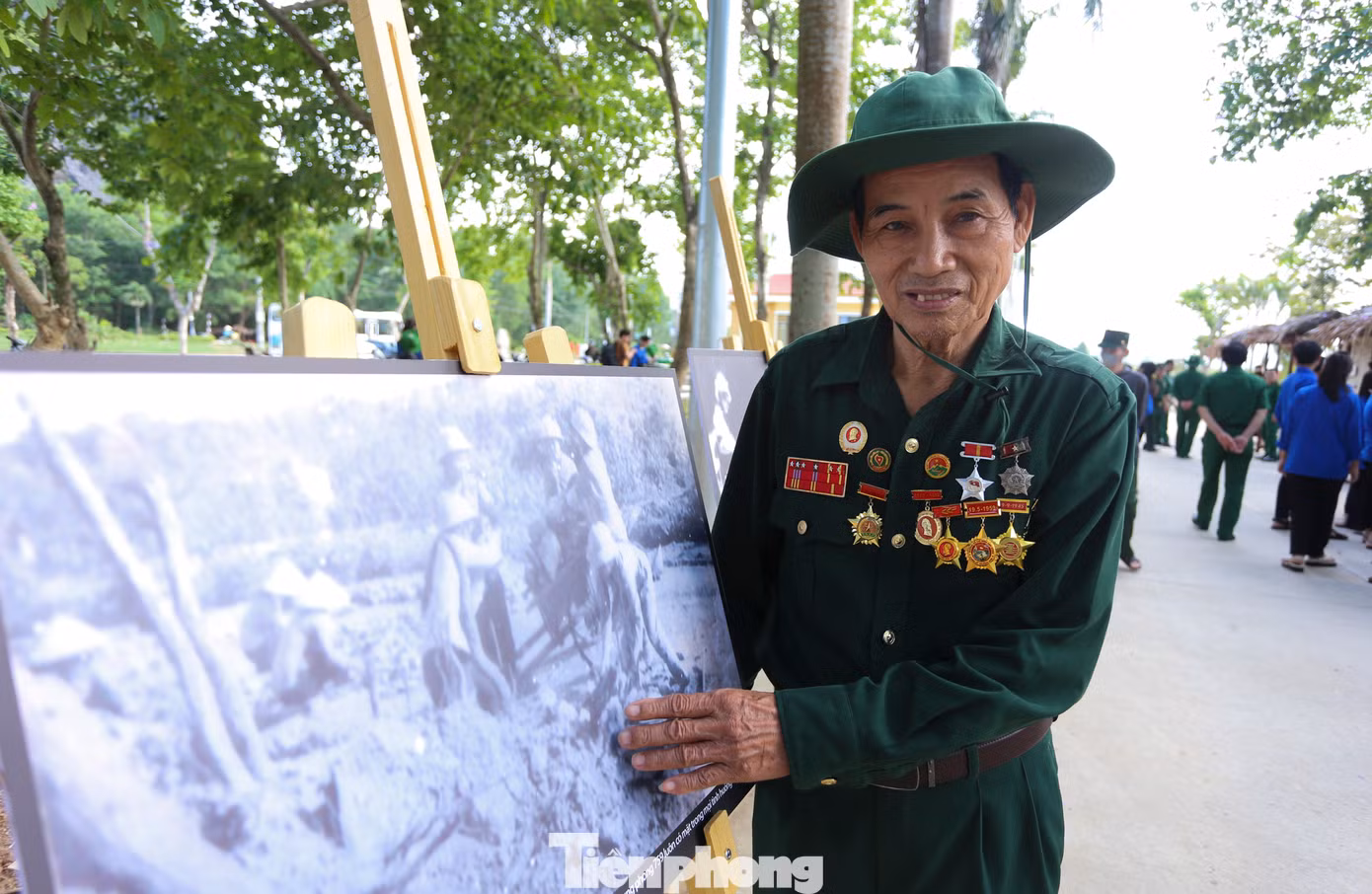80 hình ảnh về những năm tháng mở đường Hồ Chí Minh - đường Trường Sơn huyền thoại cũng được đưa ra triển lãm, trưng bày. Những hình ảnh, tư liệu quý giá đã ghi lại những khoảnh khắc của hàng triệu bộ đội, thanh niên xung phong, dân công hỏa tuyến, công nhân giao thông và nhân dân các dân tộc đã bền bỉ, kiên cường bám trụ trận địa, mặt đường, giữ vững thông suốt cho mạch máu giao thông đường Trường Sơn. 80 hình ảnh về những năm tháng mở đường Hồ Chí Minh - đường Trường Sơn huyền thoại cũng được đưa ra triển lãm, trưng bày. Những hình ảnh, tư liệu quý giá đã ghi lại những khoảnh khắc của hàng triệu bộ đội, thanh niên xung phong, dân công hỏa tuyến, công nhân giao thông và nhân dân các dân tộc đã bền bỉ, kiên cường bám trụ trận địa, mặt đường, giữ vững thông suốt cho mạch máu giao thông đường Trường Sơn.